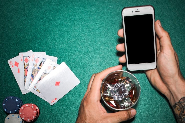 Pengguna membaca panduan bantuan di ponsel